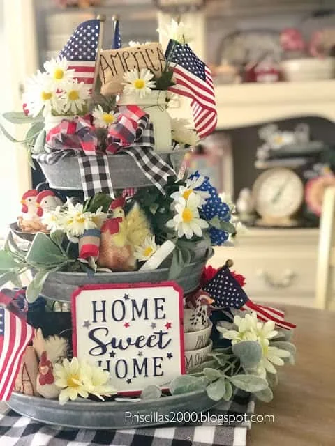 4. Rojo, blanco y azul en una bandeja multicapa