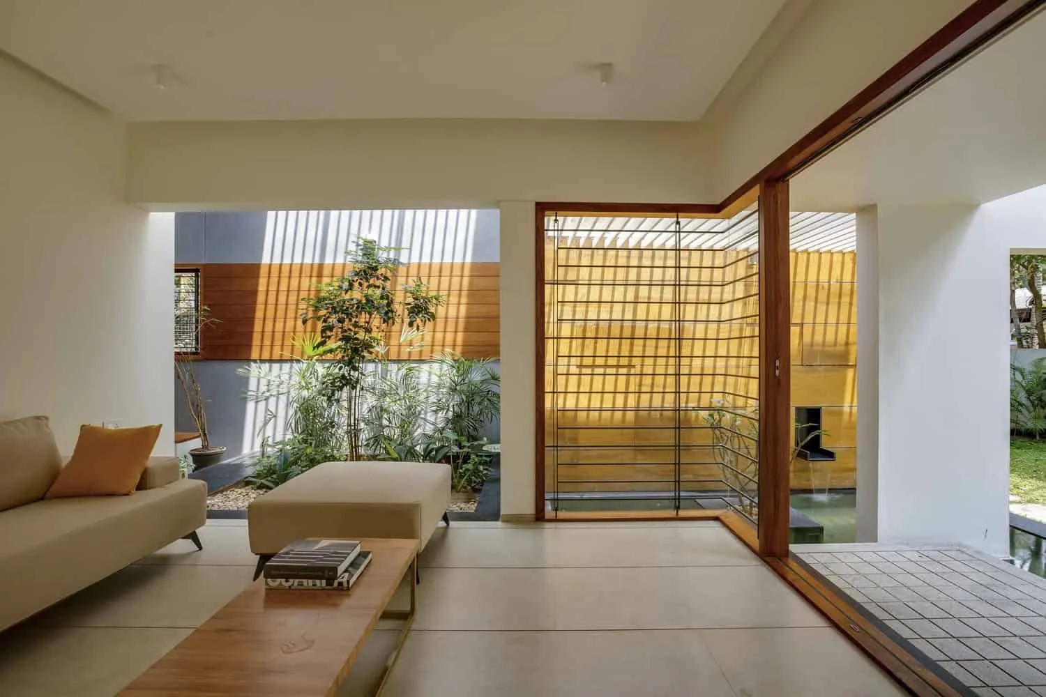 特里苏尔浮动折叠住宅——现代喀拉拉风格房屋