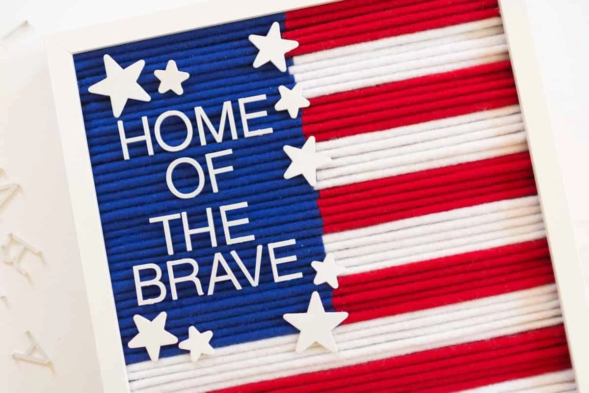 12. Tabla con letras de la bandera de EE.UU.