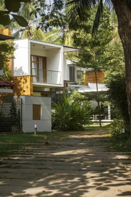 特里苏尔浮动折叠住宅——现代喀拉拉风格房屋