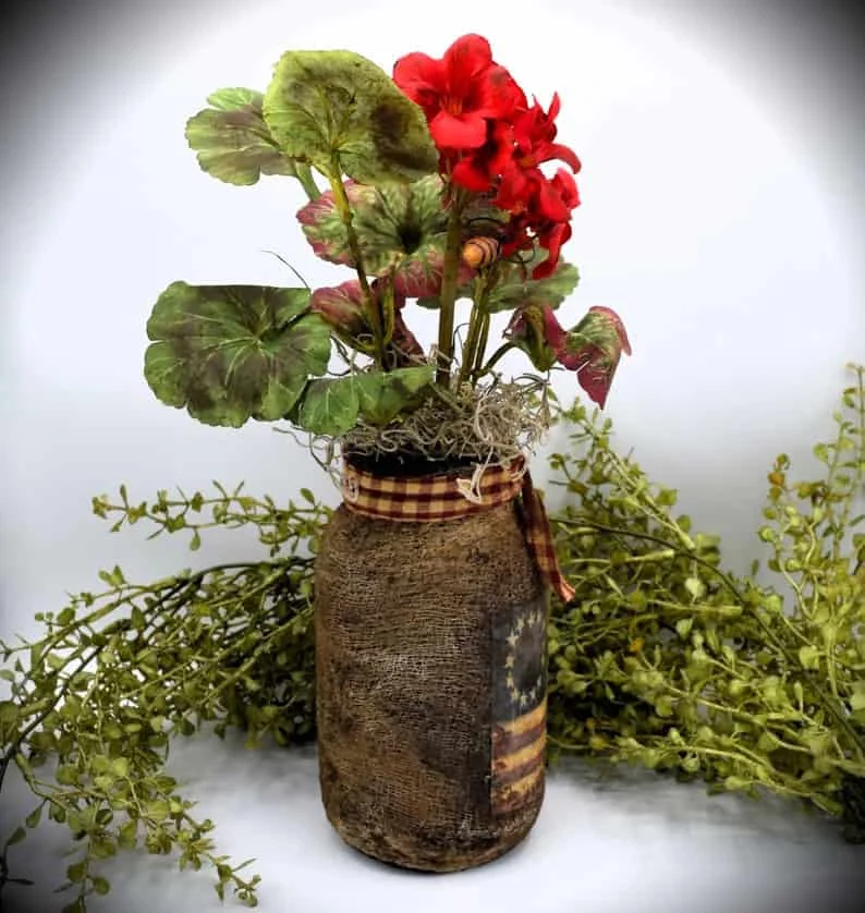 12. Mason-Jar-Behälter mit primitiver Flagge von Betsy Ross