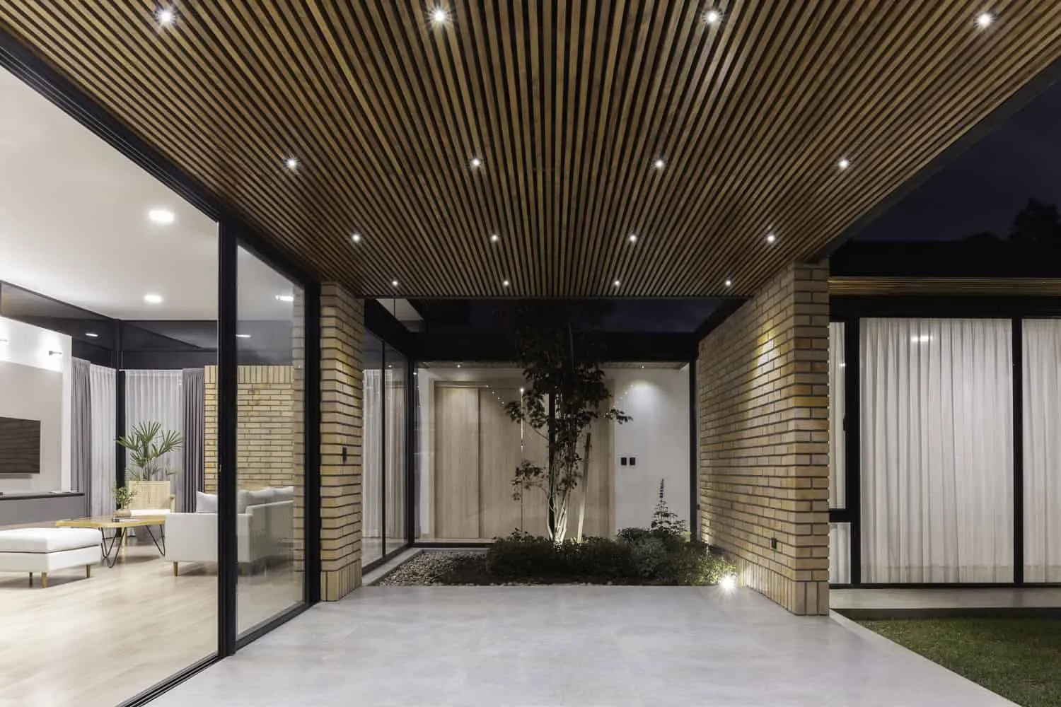 TC House in Cuenca by Arqcor — Modern Brick Residence