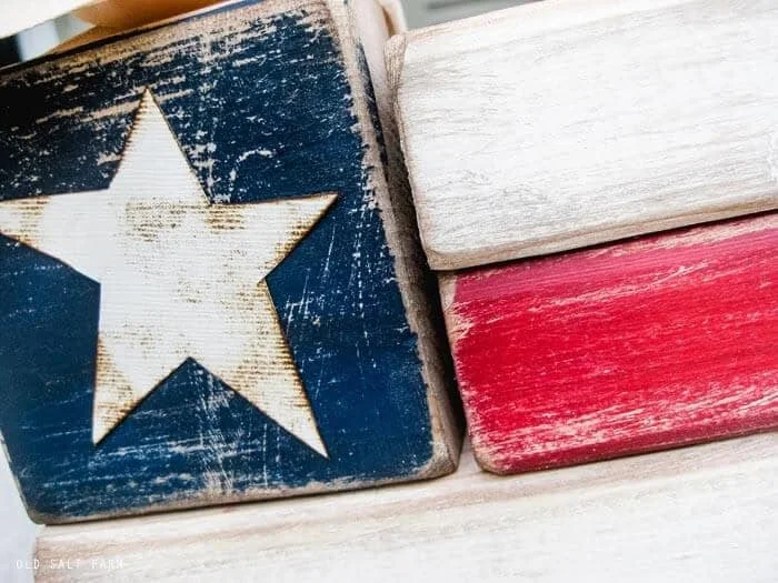 7. Bloques DIY del 4 de julio hechos con tablas de 2x4