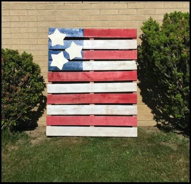 6. Bandera americana hecha con pallet