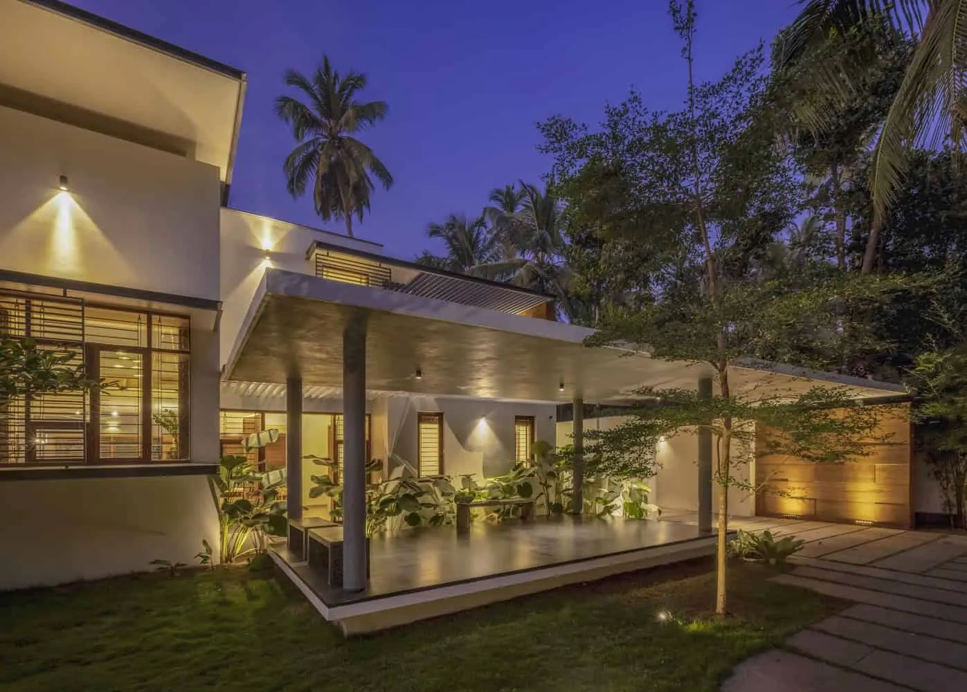 特里苏尔浮动折叠住宅——现代喀拉拉风格房屋