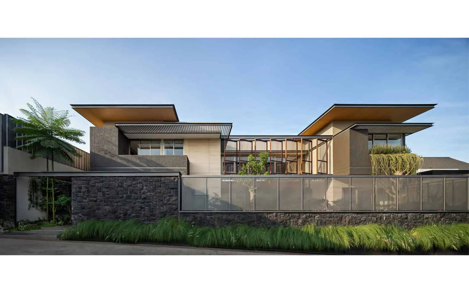 Patio Livity 大宅：56米面宽的可持续安全居住示范