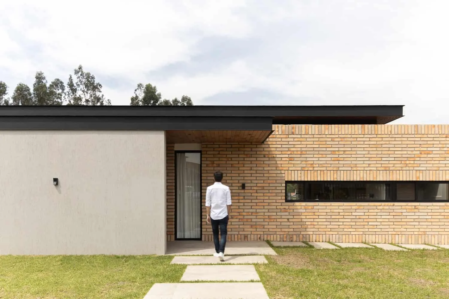 TC House in Cuenca by Arqcor — Modern Brick Residence