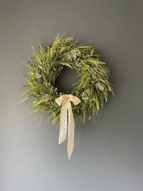 15. Flores silvestres en cesta floral