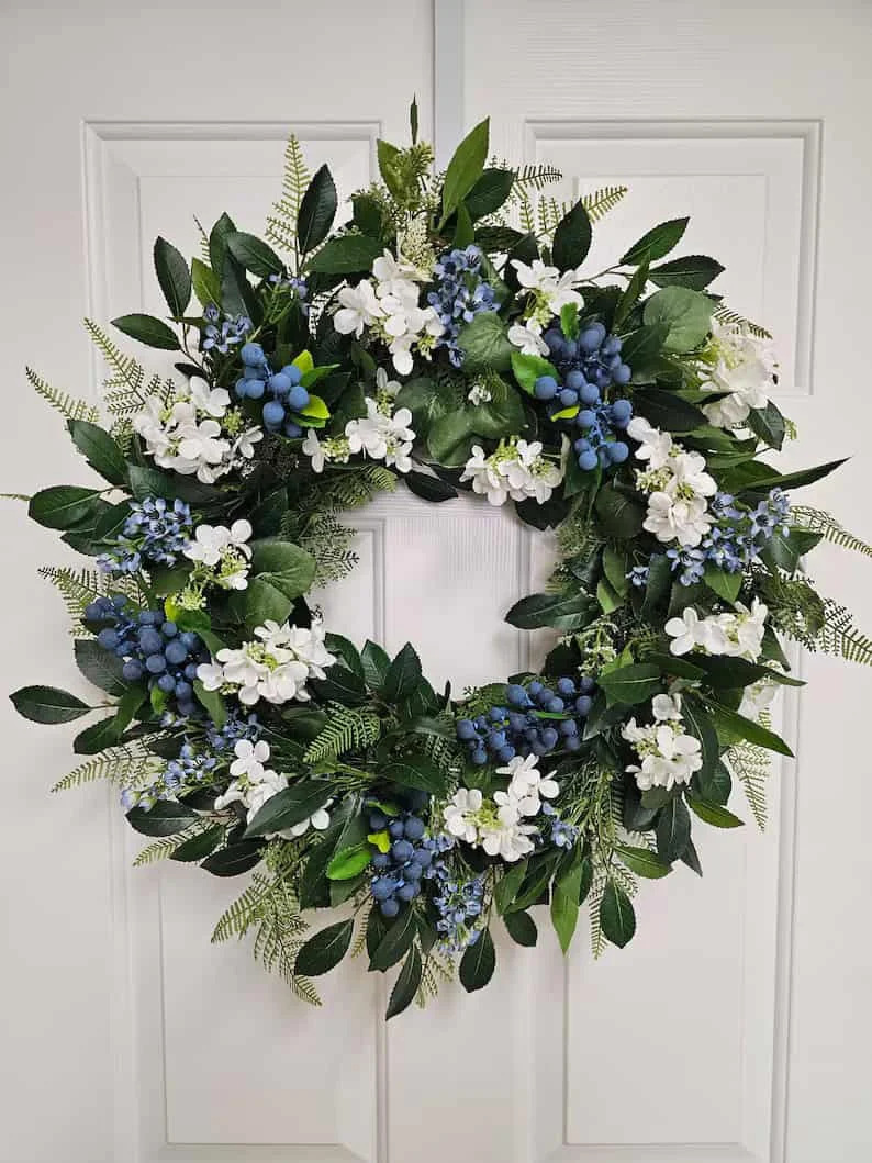 4. Cesta azul con flores silvestres