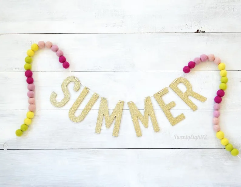 8. Guirnalda de fieltro con letras SUMMER