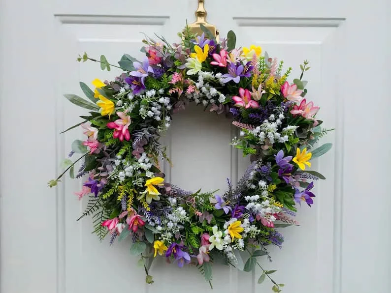 9. Cesta con flores silvestres para puerta principal