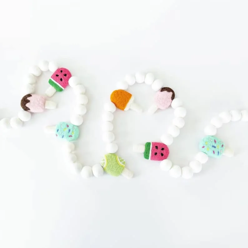 2. Guirnalda de fieltro con globos popsicle