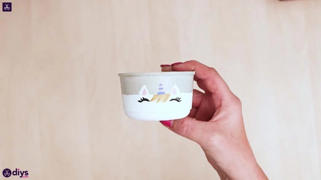 5. Maceta de concreto con unicornio