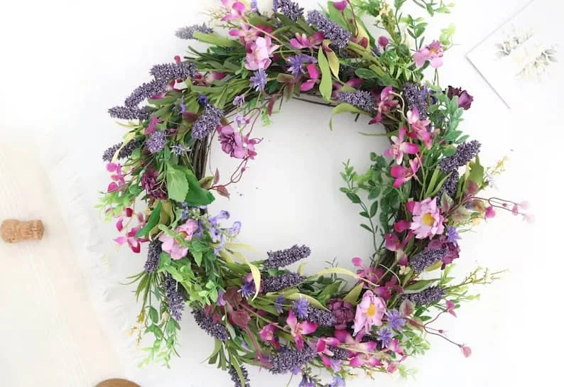 6. Cesta con flores silvestres