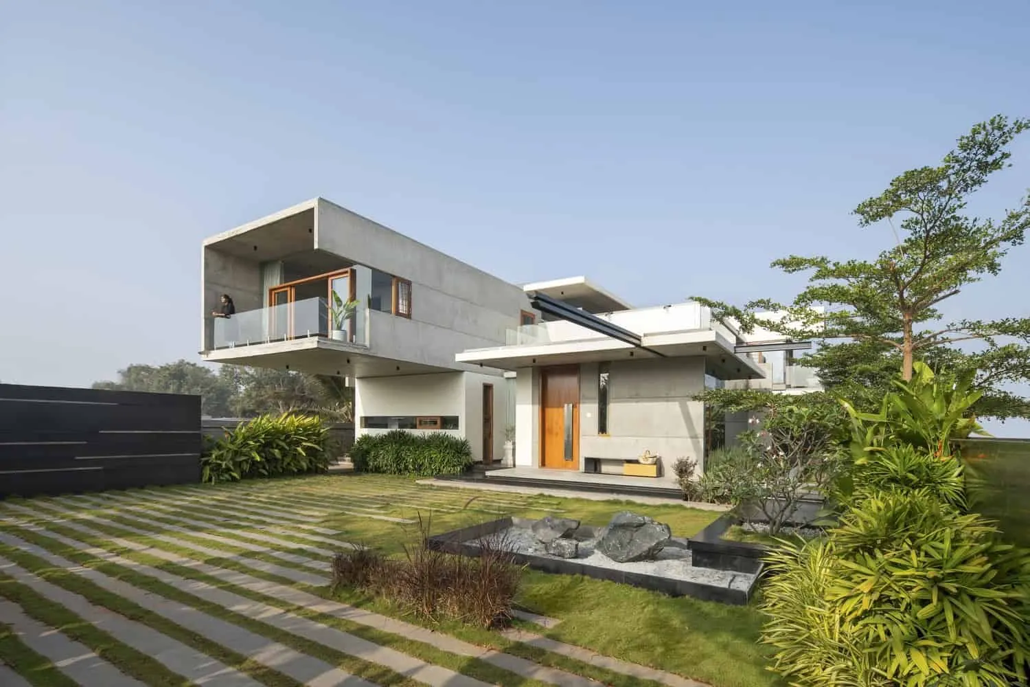 Stone House: Harmonious Blend of Nature and Modern Design by Crest Architects