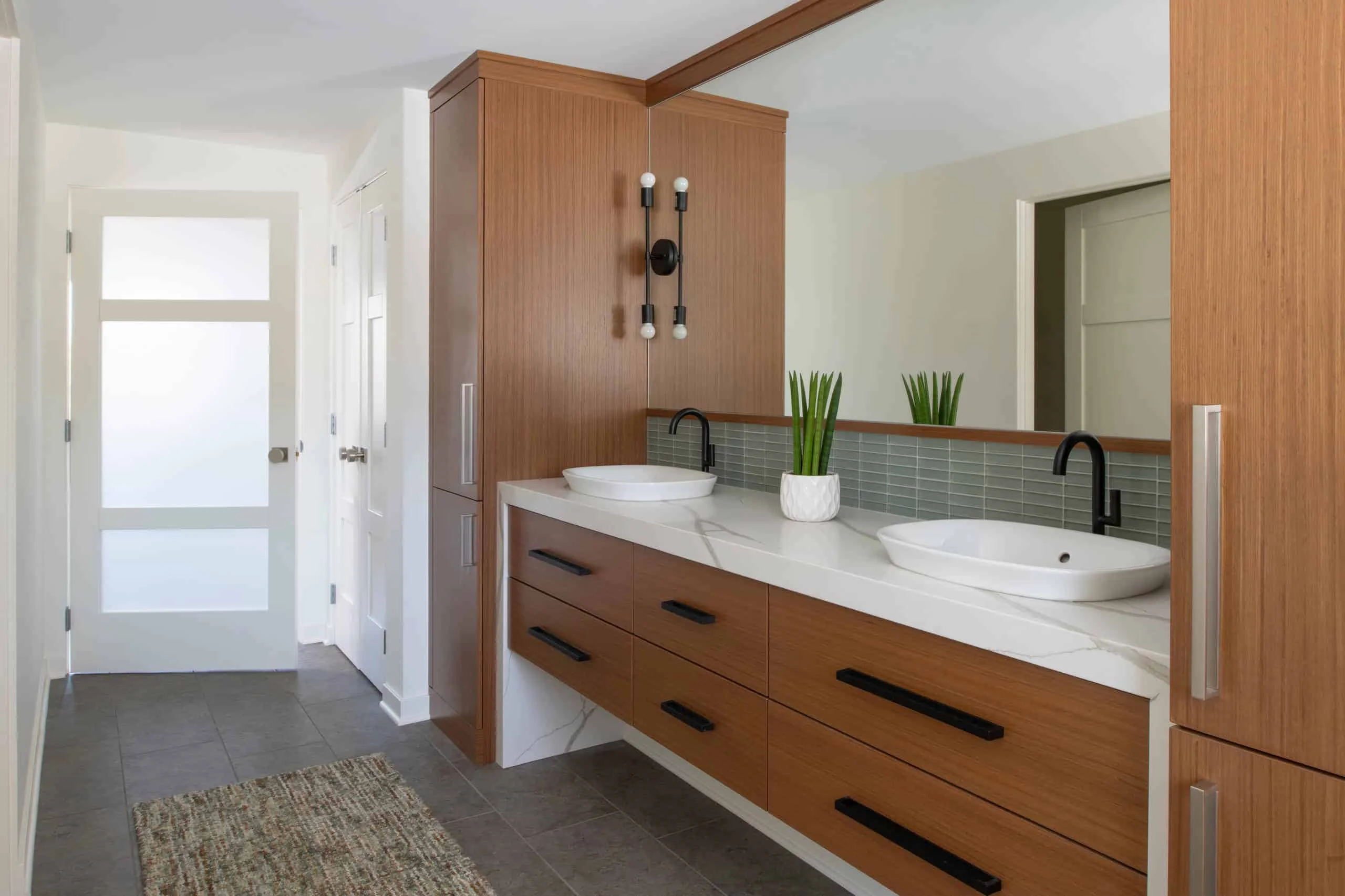 Creando un interior coherente en estilo mid-century alrededor del baño