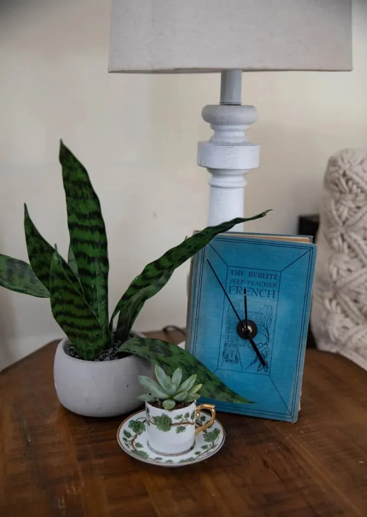 Reloj vintage DIY hecho de libro