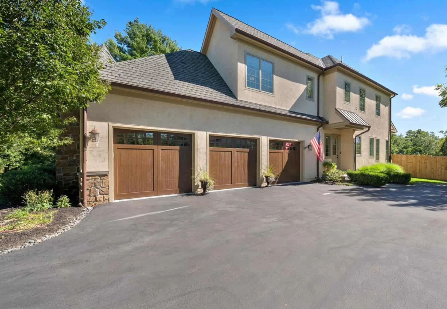 Acentos sutiles modernos en el diseño de garajes marinos