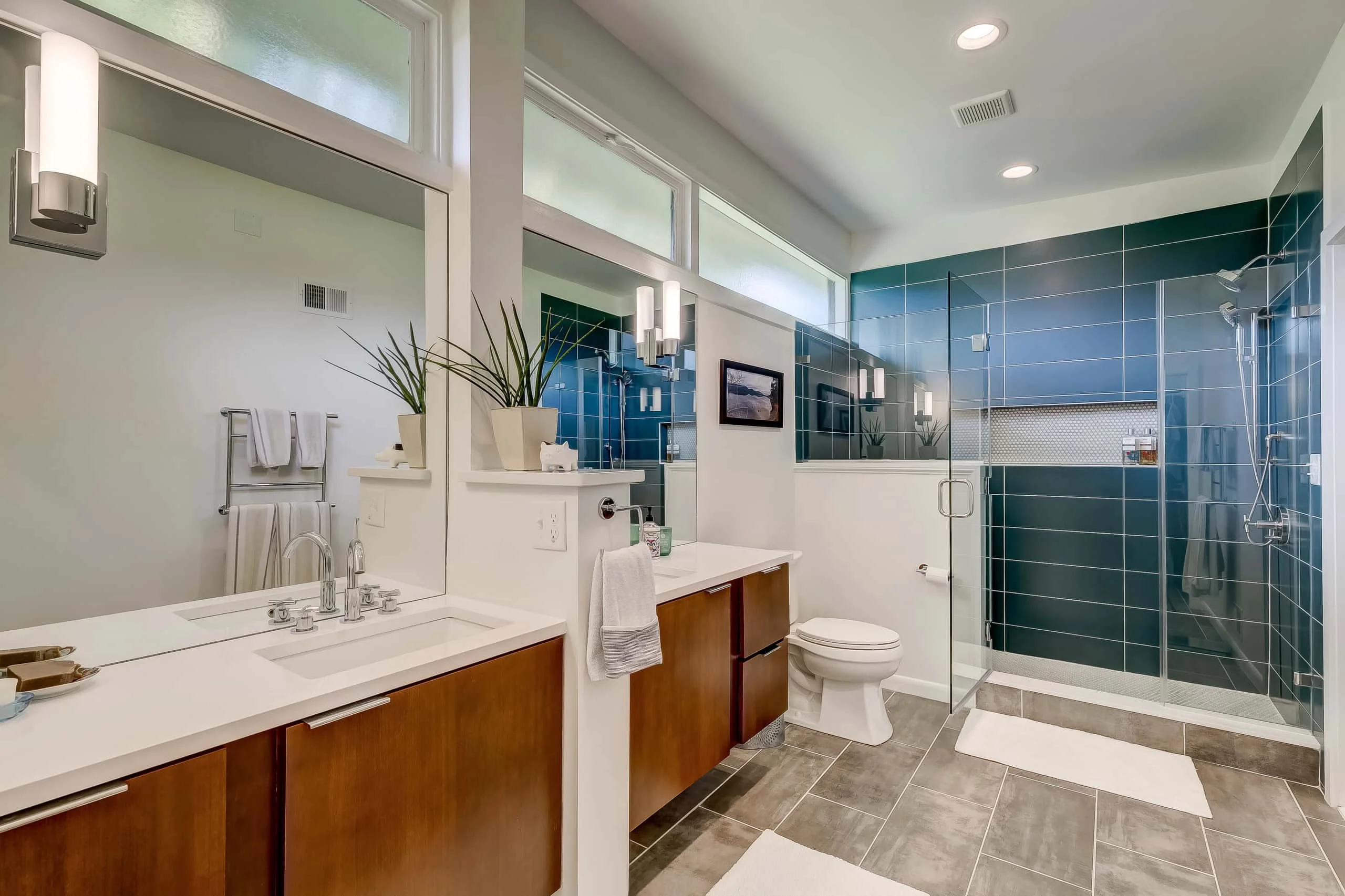 Creando un interior coherente en estilo mid-century alrededor del baño