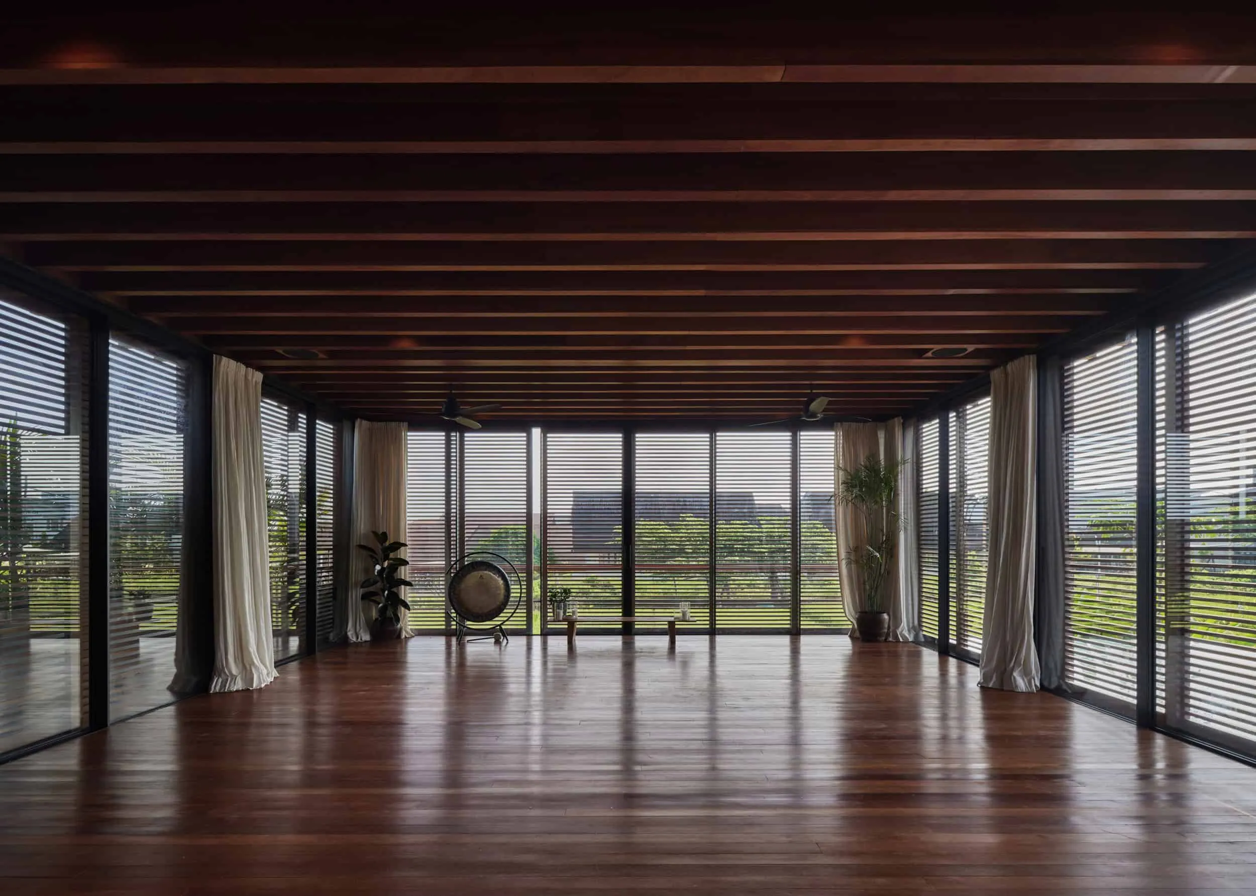 亚历克西斯·多尔尼尔展示‘自由鸟项目’:巴厘岛上的日式设计与热带现代主义融合