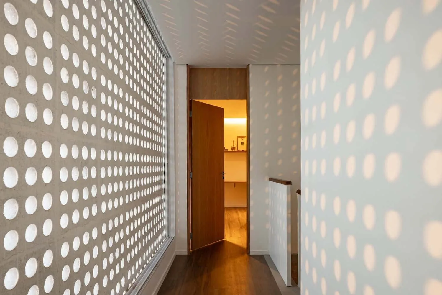 Maison Taquari par Estúdio Empena : un dialogue harmonieux entre architecture et nature