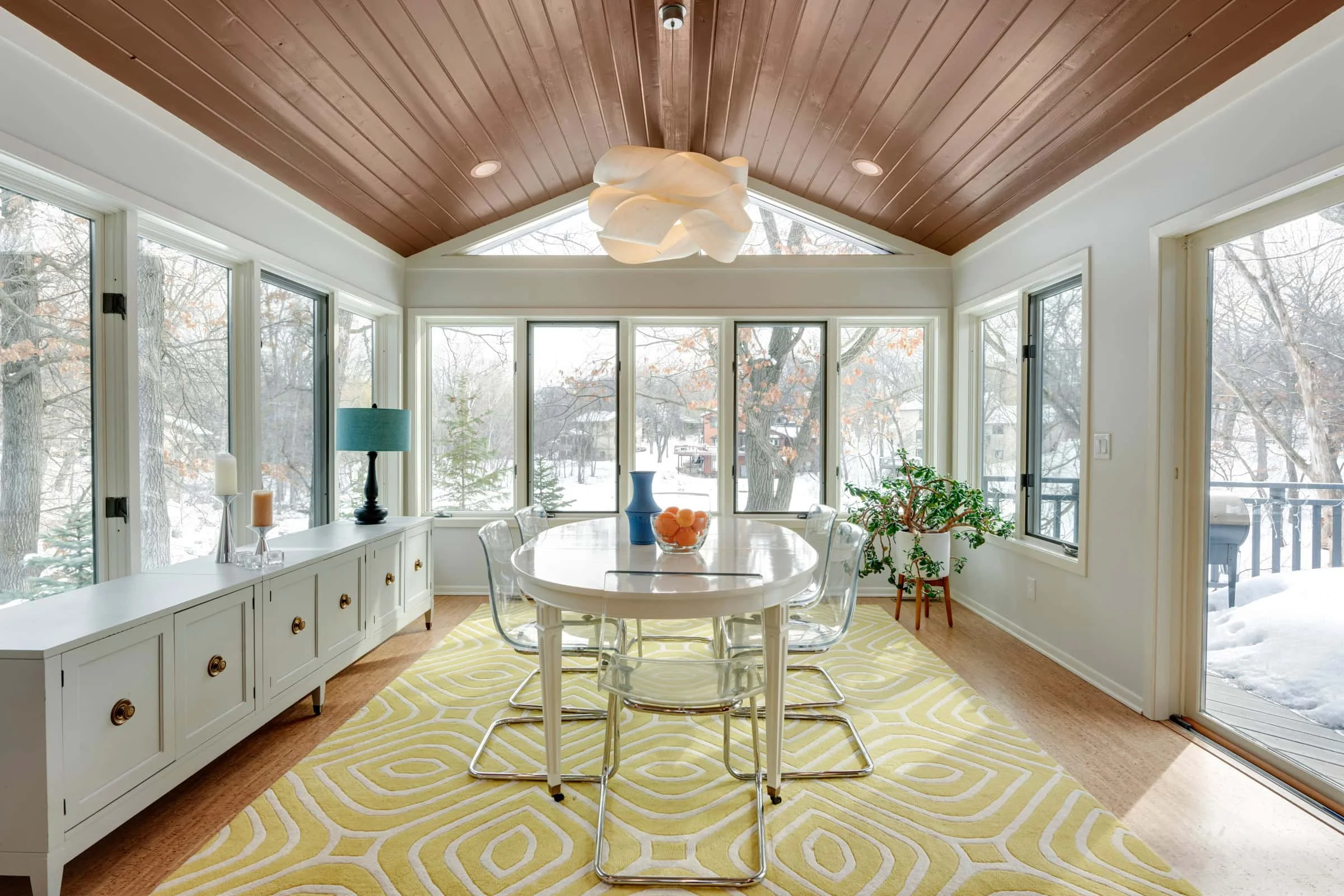 增强空间的照明