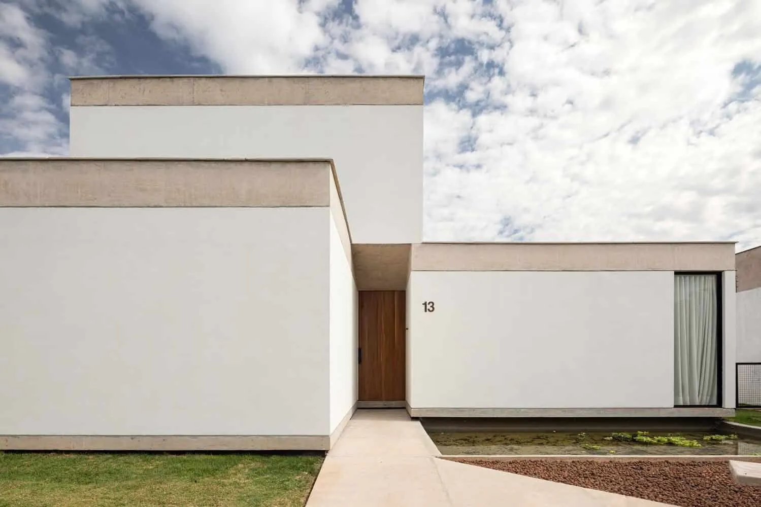 Maison Taquari par Estúdio Empena : un dialogue harmonieux entre architecture et nature