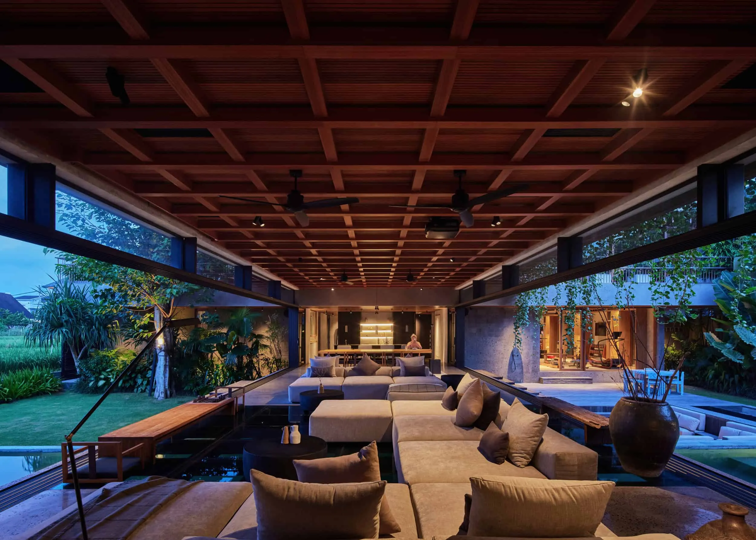 亚历克西斯·多尔尼尔展示‘自由鸟项目’:巴厘岛上的日式设计与热带现代主义融合