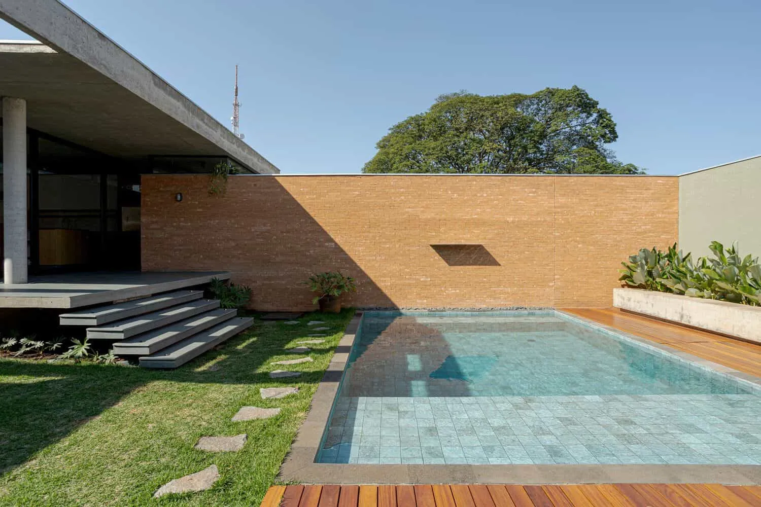 Lazer House by Watanabe Arquitetura: Sustainable Design on a Brazilian Slope