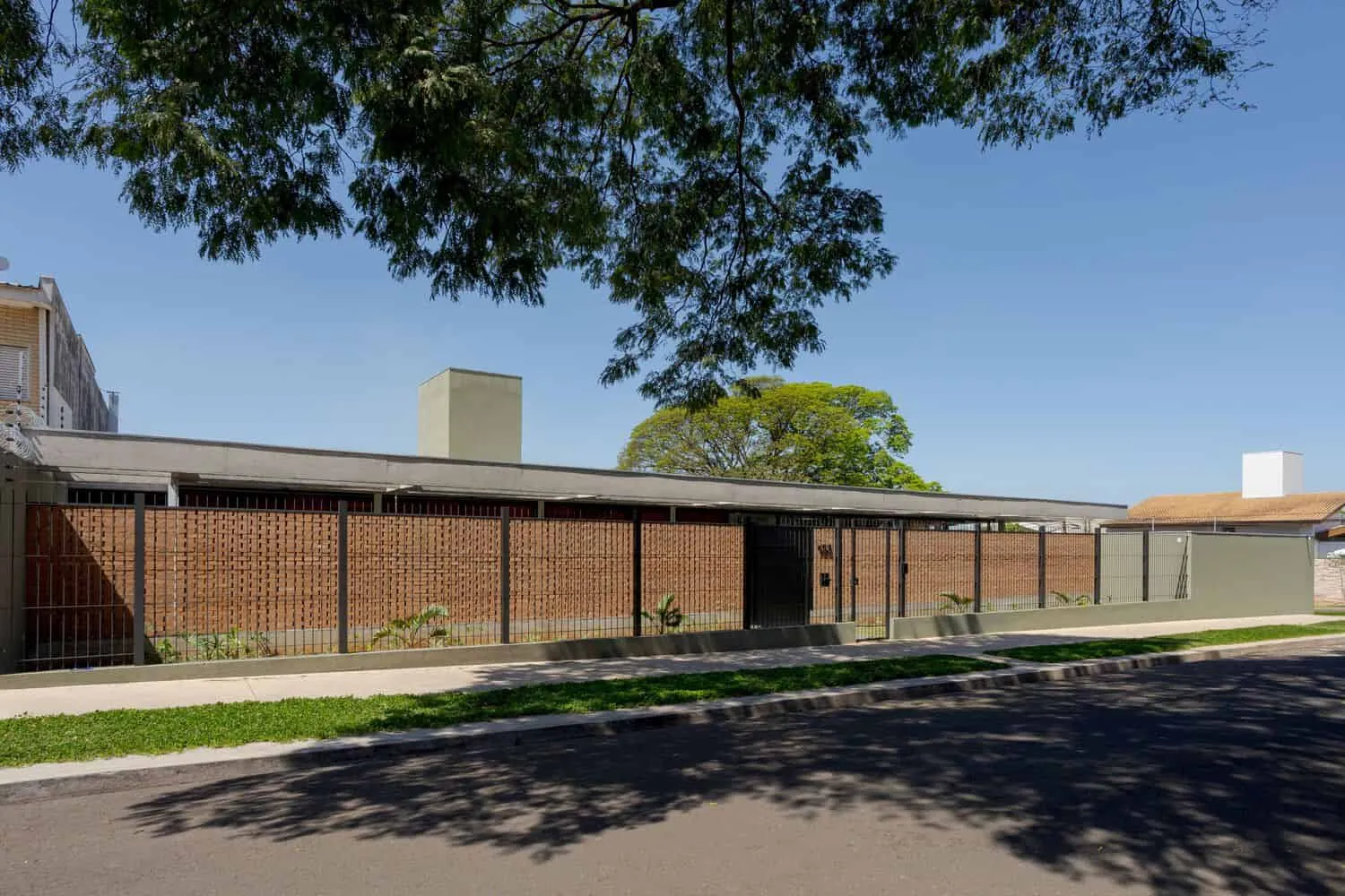 Lazer House by Watanabe Arquitetura: Sustainable Design on a Brazilian Slope