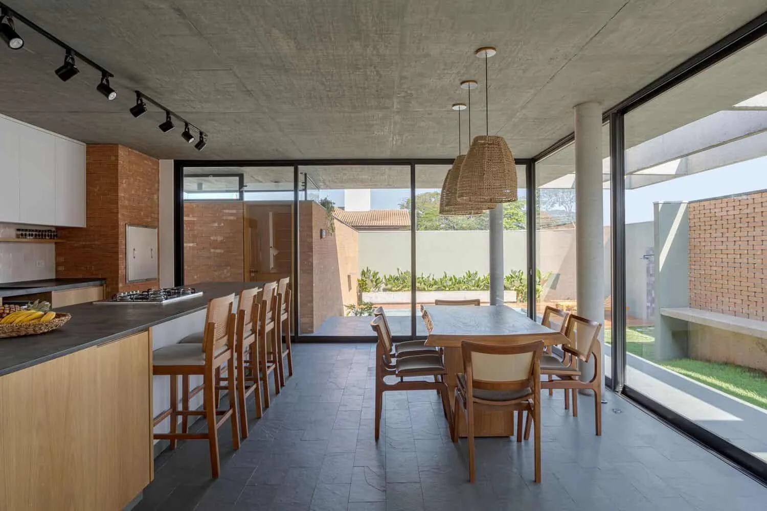 Lazer House by Watanabe Arquitetura: Sustainable Design on a Brazilian Slope