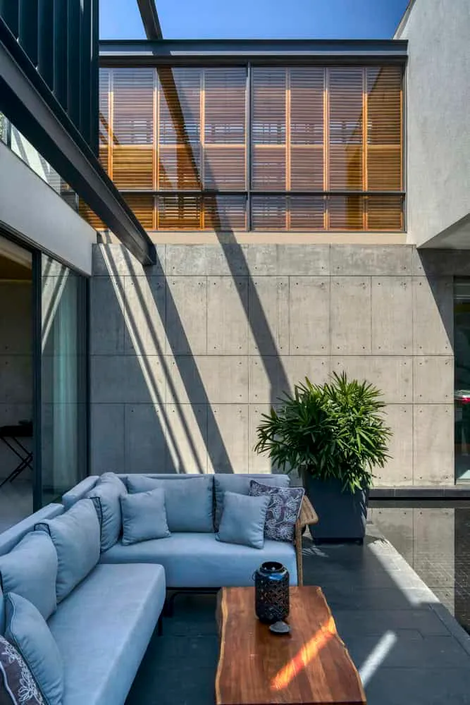 Planarer Haus von DADA Partners: Beton-Geometrie trifft biophilische Harmonie in New Delhi