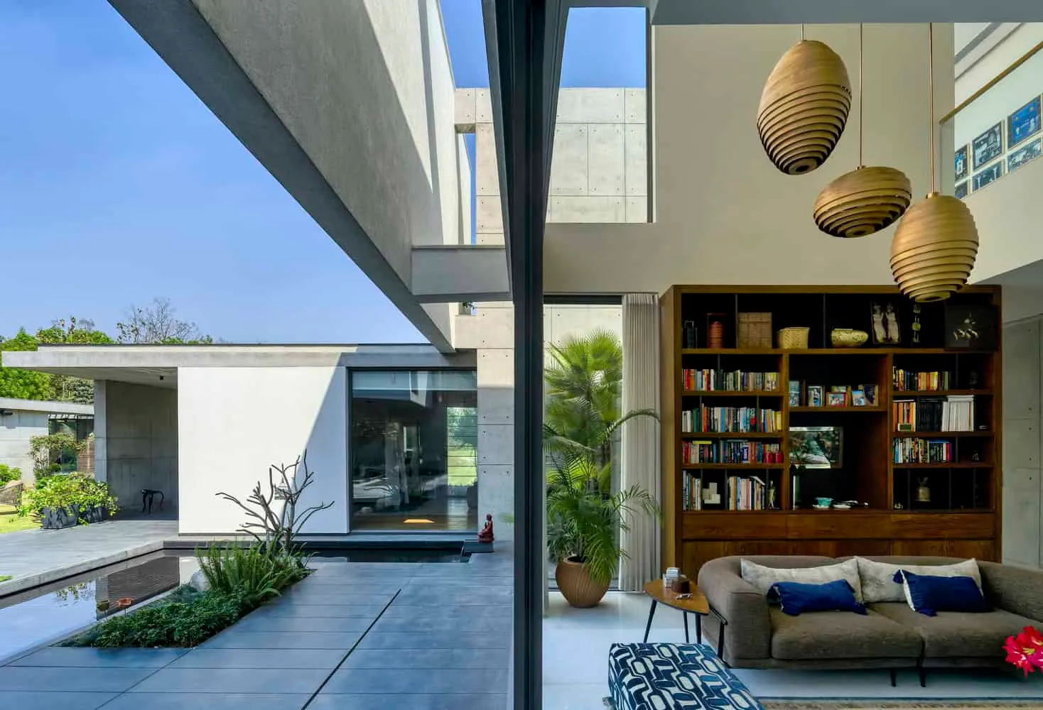 Planarer Haus von DADA Partners: Beton-Geometrie trifft biophilische Harmonie in New Delhi