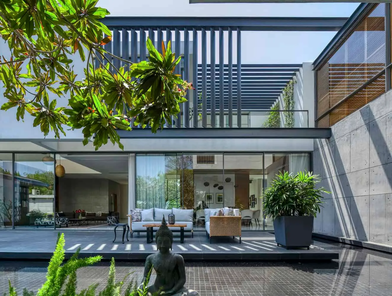 Planarer Haus von DADA Partners: Beton-Geometrie trifft biophilische Harmonie in New Delhi