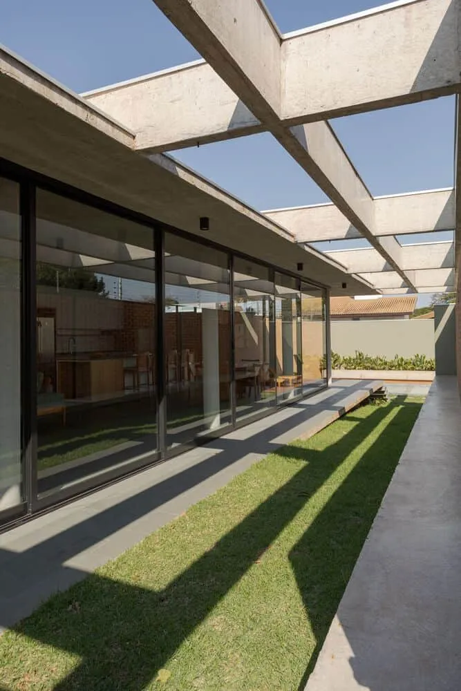 Lazer House by Watanabe Arquitetura: Sustainable Design on a Brazilian Slope