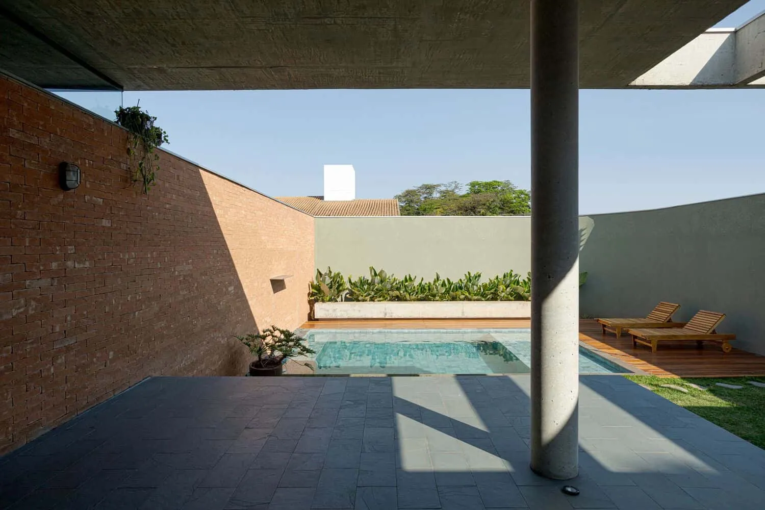 Lazer House by Watanabe Arquitetura: Sustainable Design on a Brazilian Slope