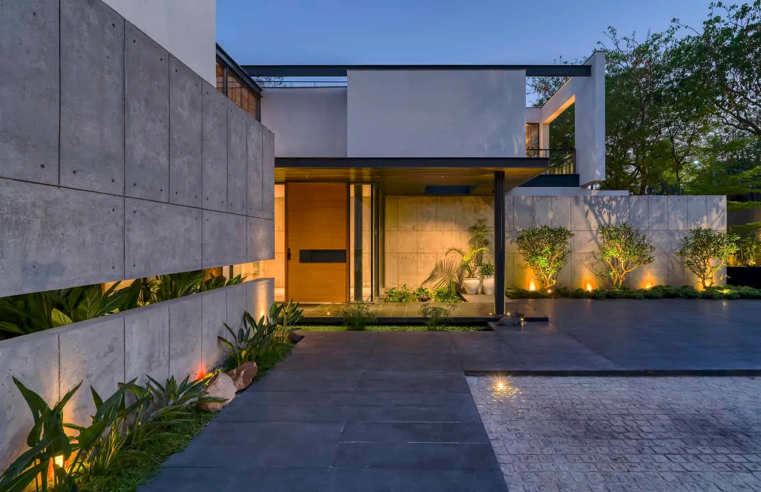 Planarer Haus von DADA Partners: Beton-Geometrie trifft biophilische Harmonie in New Delhi
