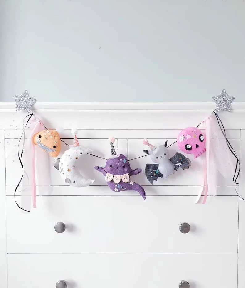 Carteles de halloween y guirnaldas: una combinación perfecta