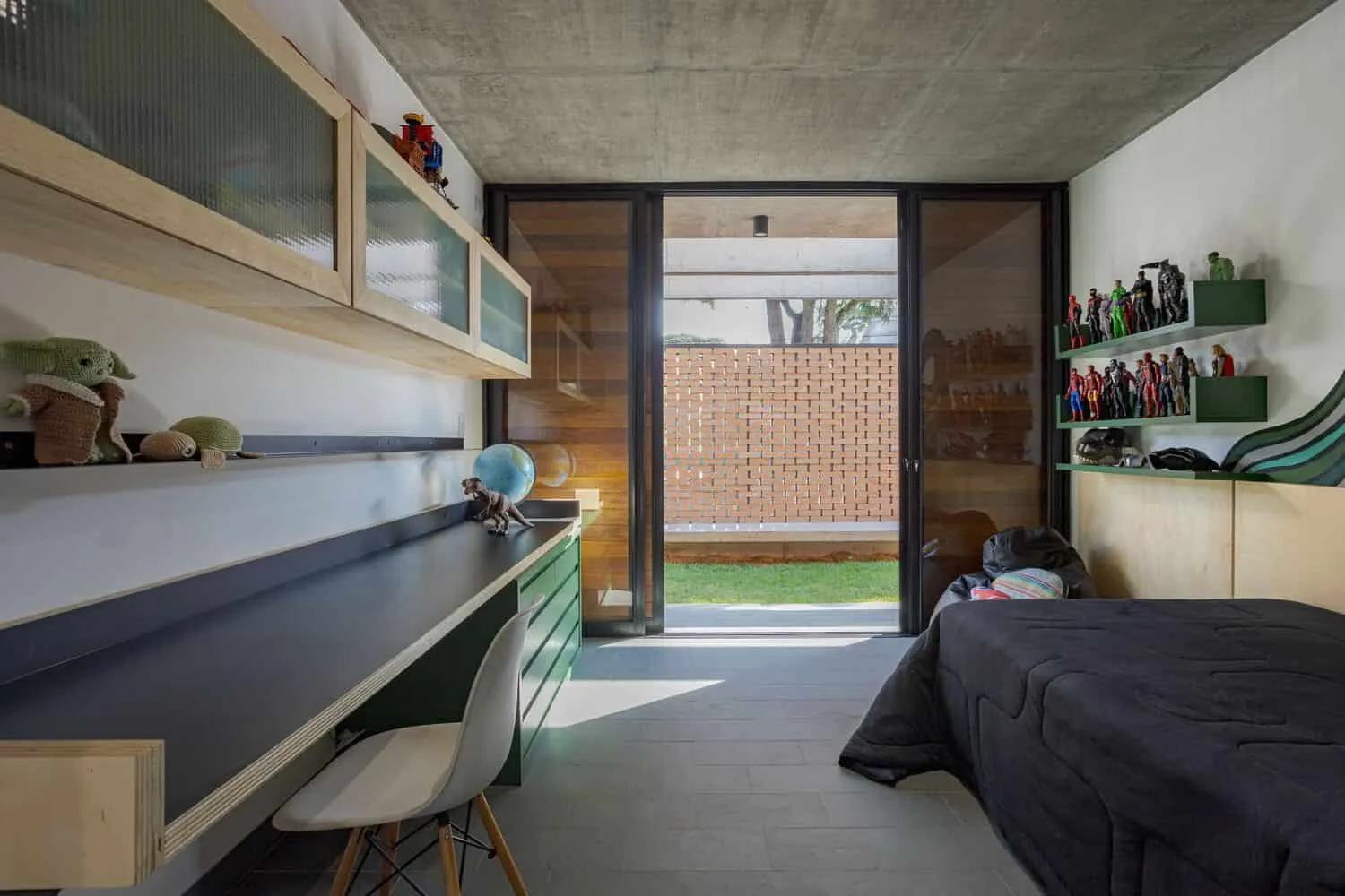 Lazer House by Watanabe Arquitetura: Sustainable Design on a Brazilian Slope