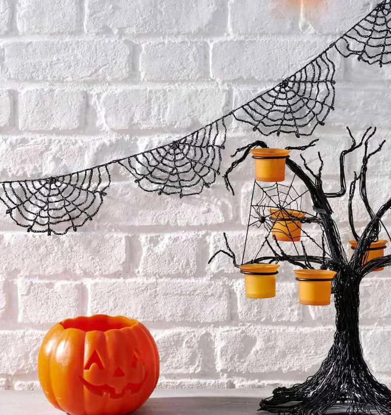 Decoración aterradora para frontones: guirnalda exterior