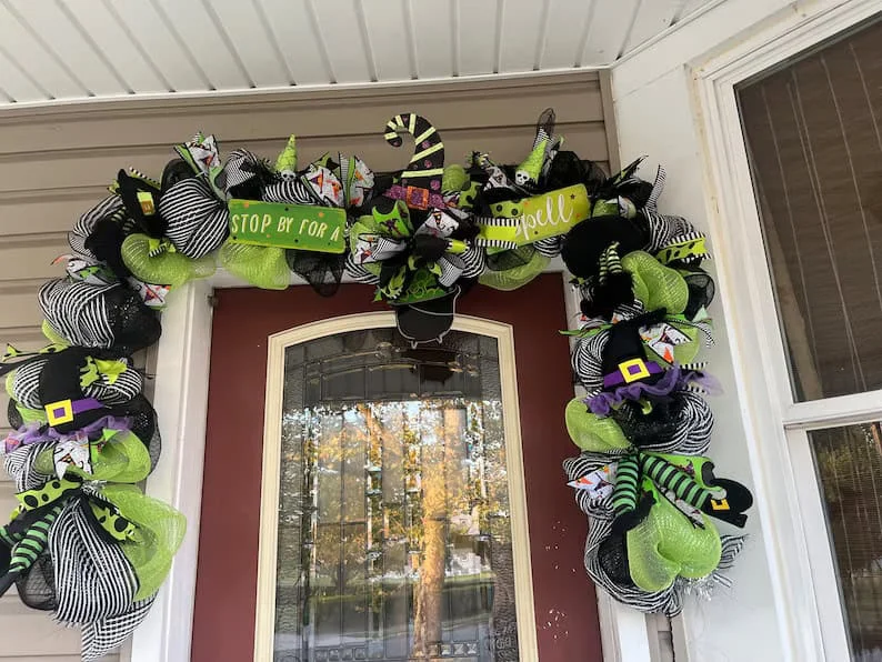 Añade imaginación con guirnaldas de halloween en lugares inesperados