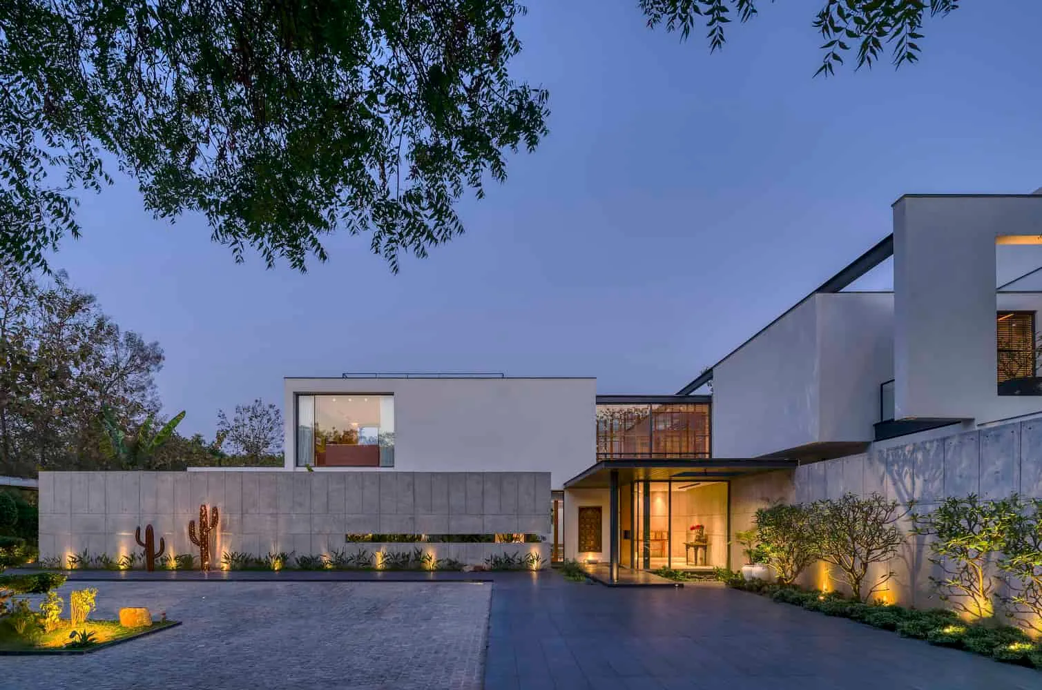 Planarer Haus von DADA Partners: Beton-Geometrie trifft biophilische Harmonie in New Delhi