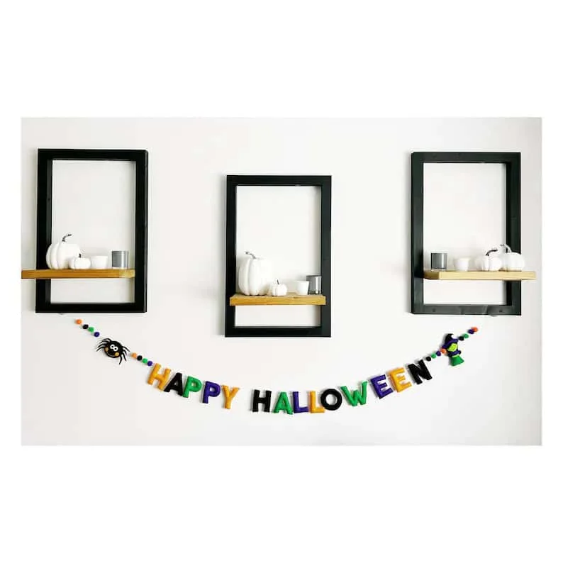 Carteles de halloween y guirnaldas: una combinación perfecta