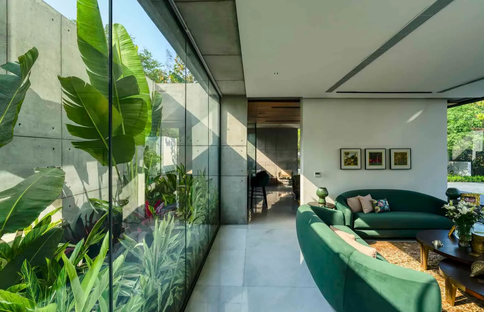 Planarer Haus von DADA Partners: Beton-Geometrie trifft biophilische Harmonie in New Delhi