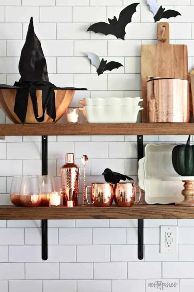 Fantasmas espeluznantes de tela cruda