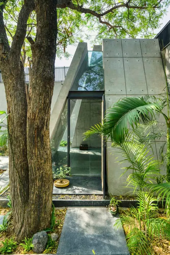 Planarer Haus von DADA Partners: Beton-Geometrie trifft biophilische Harmonie in New Delhi