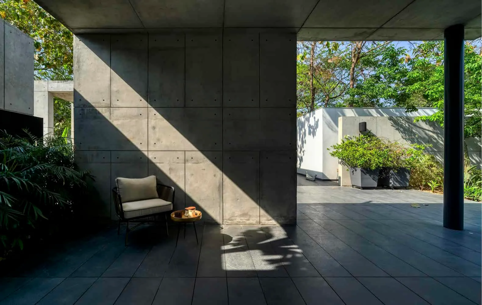 Planarer Haus von DADA Partners: Beton-Geometrie trifft biophilische Harmonie in New Delhi