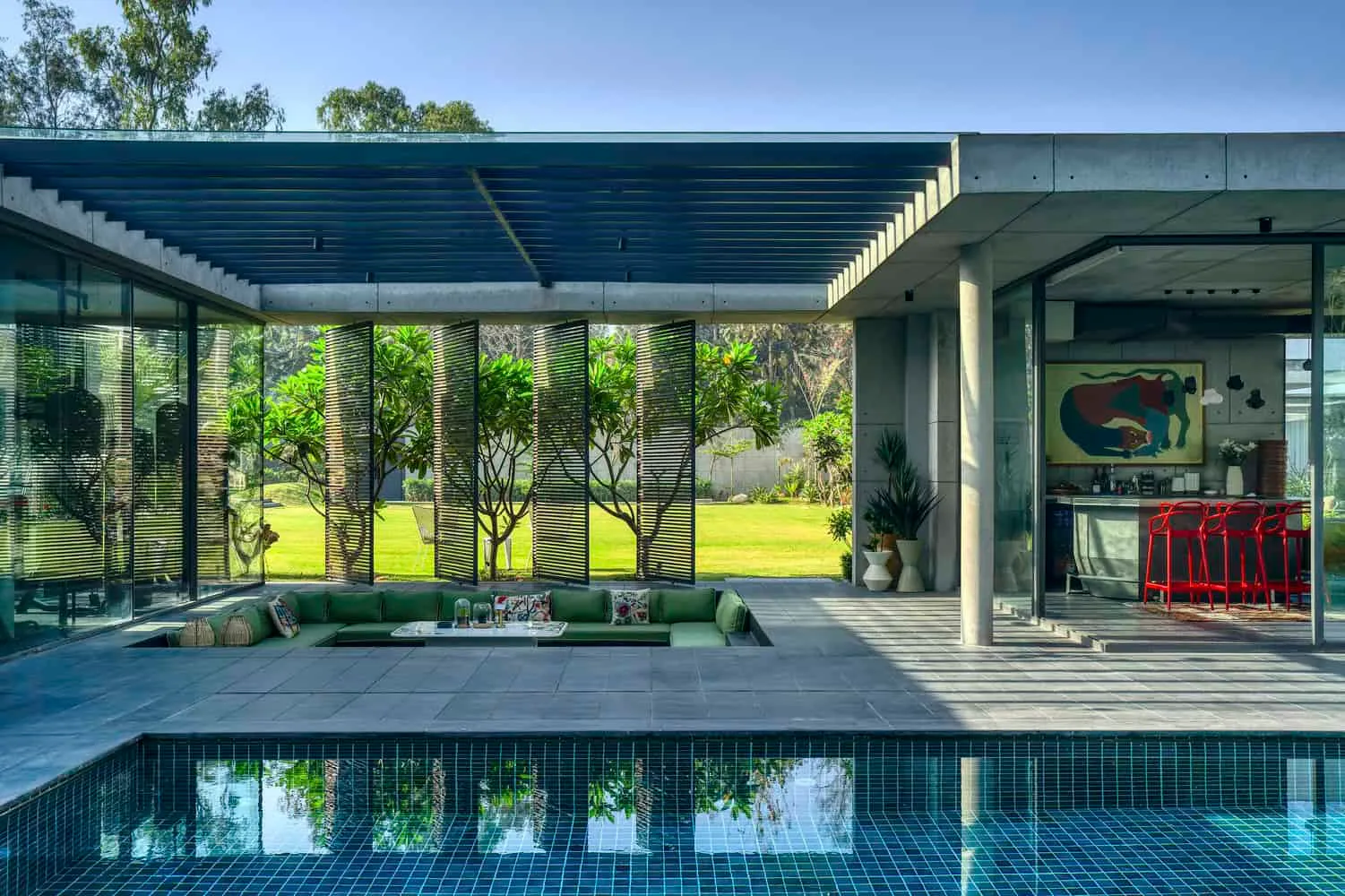 Planarer Haus von DADA Partners: Beton-Geometrie trifft biophilische Harmonie in New Delhi