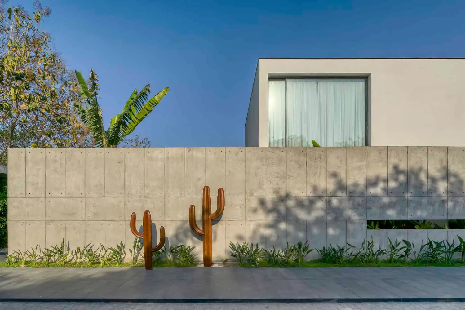 Planarer Haus von DADA Partners: Beton-Geometrie trifft biophilische Harmonie in New Delhi
