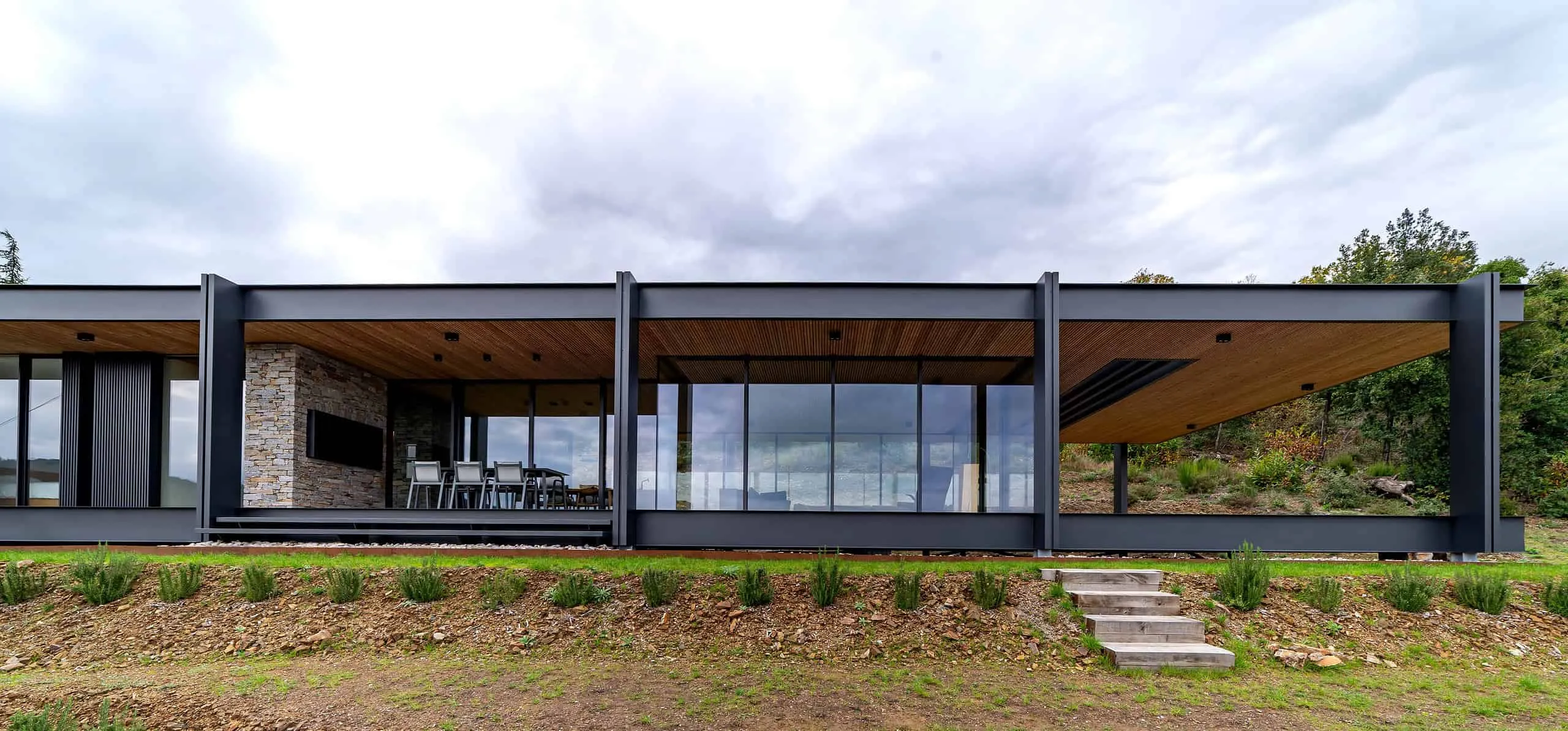 Brengues Le Pavec Architects的自然图谱：与景观和谐共存的极简主义庇护所